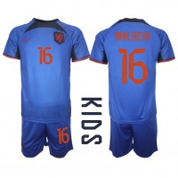 Nederländerna Tyrell Malacia #16 Replika babykläder Bortaställ Barn VM 2022 Kortärmad (+ korta byxor)